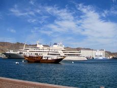 219 Muscat, Ind. Ozean, Dhau und Yacht des Sultans.JPG